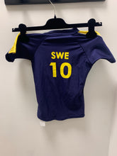 Ladda upp bild till gallerivisning, Barn Sverige fotbollströja storlek 98/104
