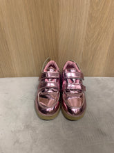 Ladda upp bild till gallerivisning, Barn skor lysande rosa med laddare storlek 32
