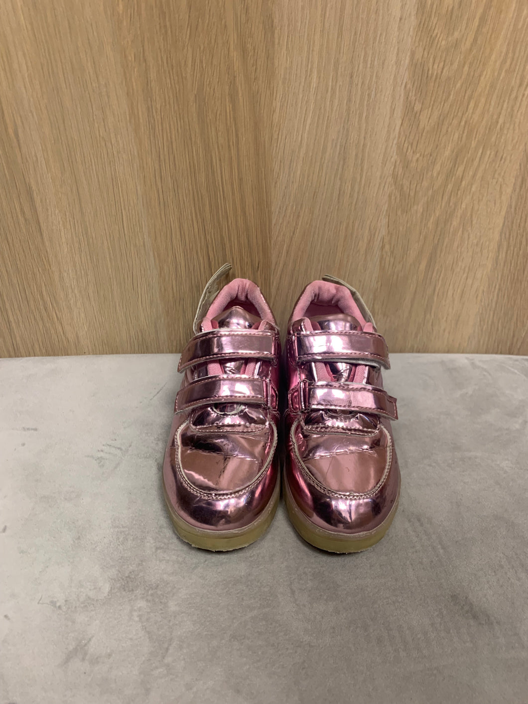 Barn skor lysande rosa med laddare storlek 32
