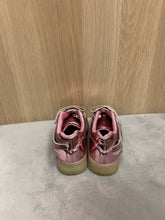Ladda upp bild till gallerivisning, Barn skor lysande rosa med laddare storlek 32
