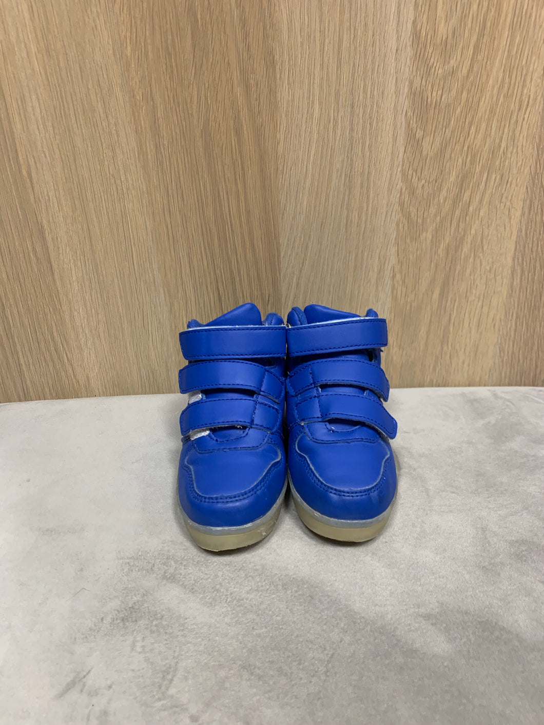 Barn skor blå lysande med laddare storlek 26