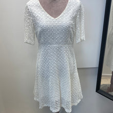 Ladda upp bild till gallerivisning, Dam klänning vit stockhlm storlek 38
